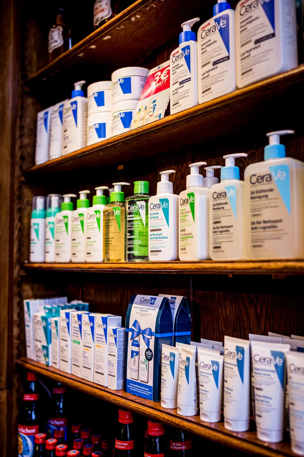 CeraVe Hautpflegeprodukte in der historischen Offizin der Mohren-Apotheke am Rathaus in Fürth CeraVe Hautpflegeprodukte in der historischen Offizin der Mohren-Apotheke am Rathaus in Fürth