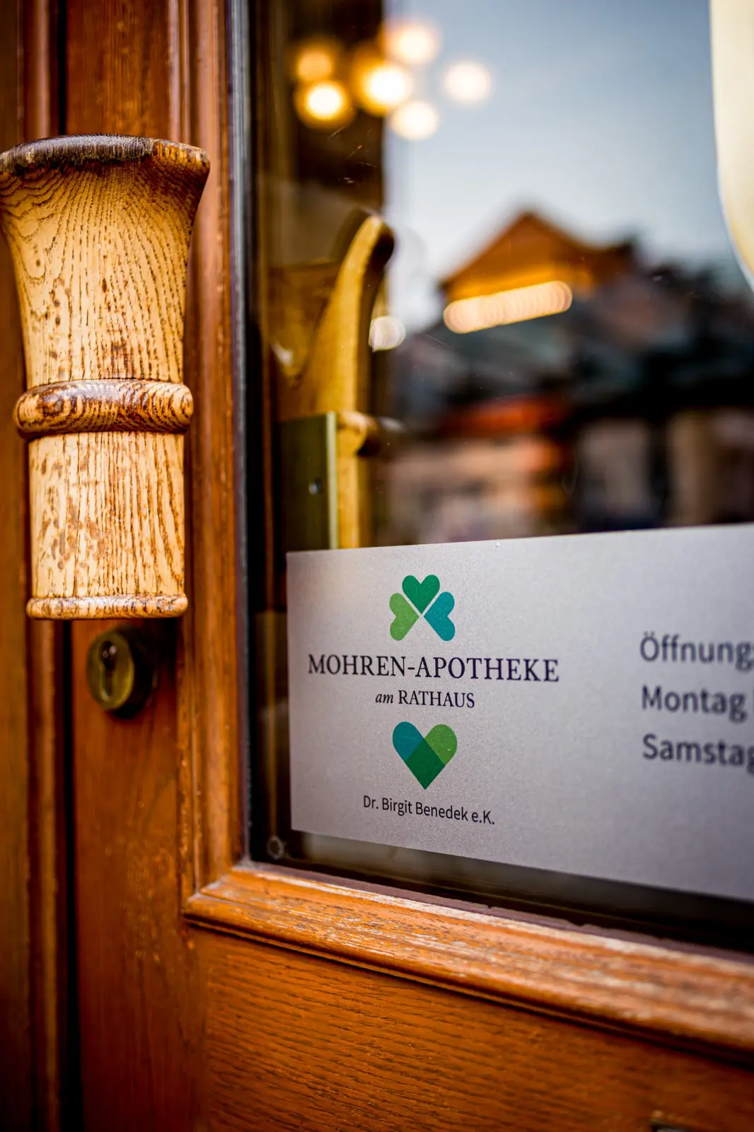 Historische Eingangstür mit Logo der Mohren-Apotheke am Rathaus in Fürth Historische Eingangstür mit Logo der Mohren-Apotheke am Rathaus in Fürth