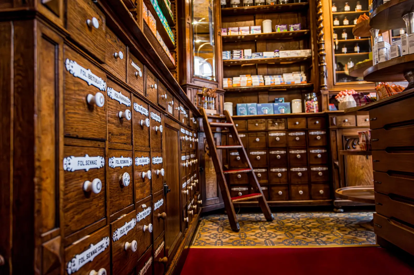 Historische Arzneischubladen und Holzleiter in der Mohren-Apotheke am Rathaus in Fürth Historische Arzneischubladen und Holzleiter in der Mohren-Apotheke am Rathaus in Fürth