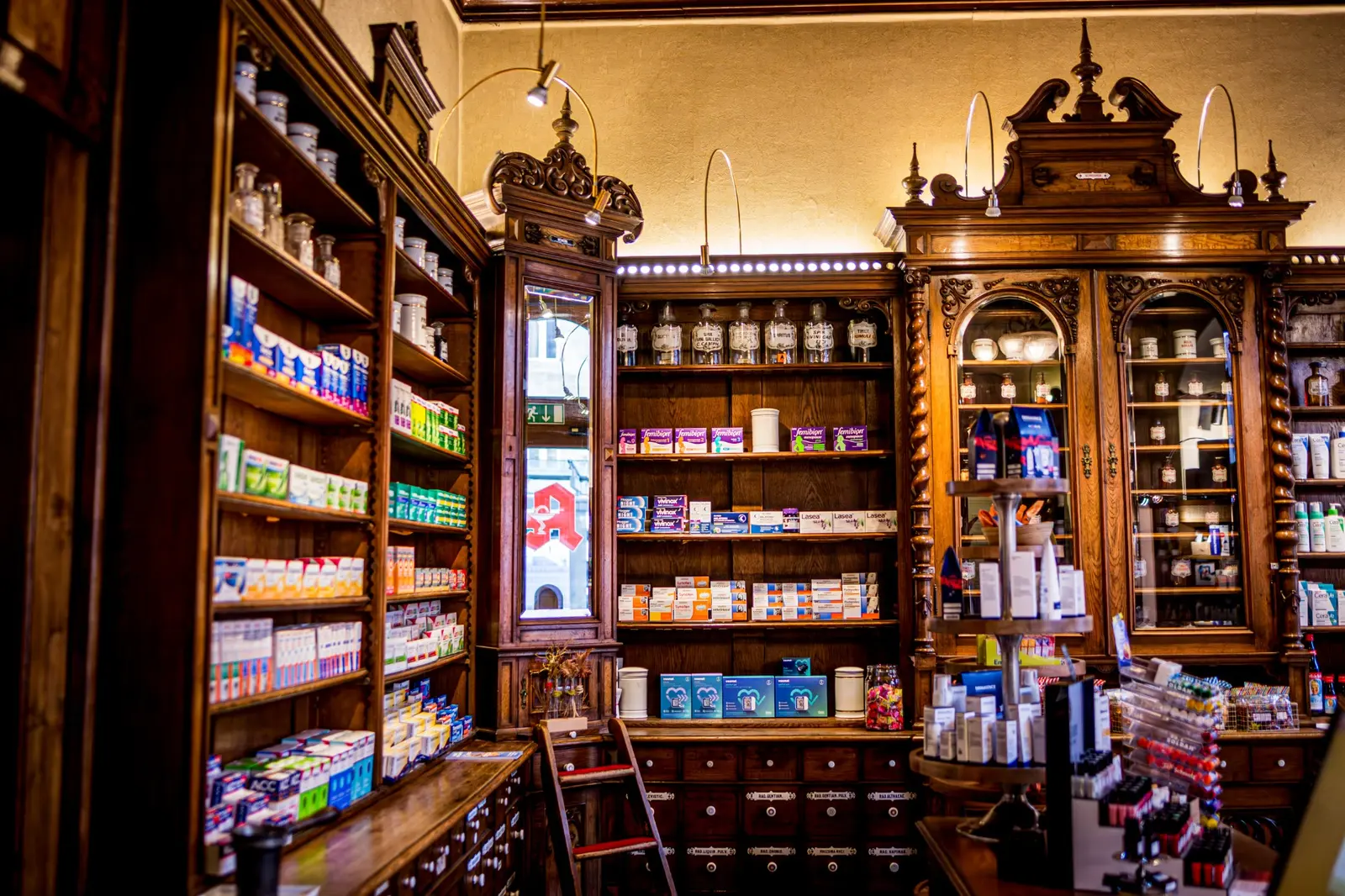 Historische Offizin mit Arzneimitteln und Apothekenschränken der Mohren-Apotheke am Rathaus in Fürth Historische Offizin mit Arzneimitteln und Apothekenschränken der Mohren-Apotheke am Rathaus in Fürth