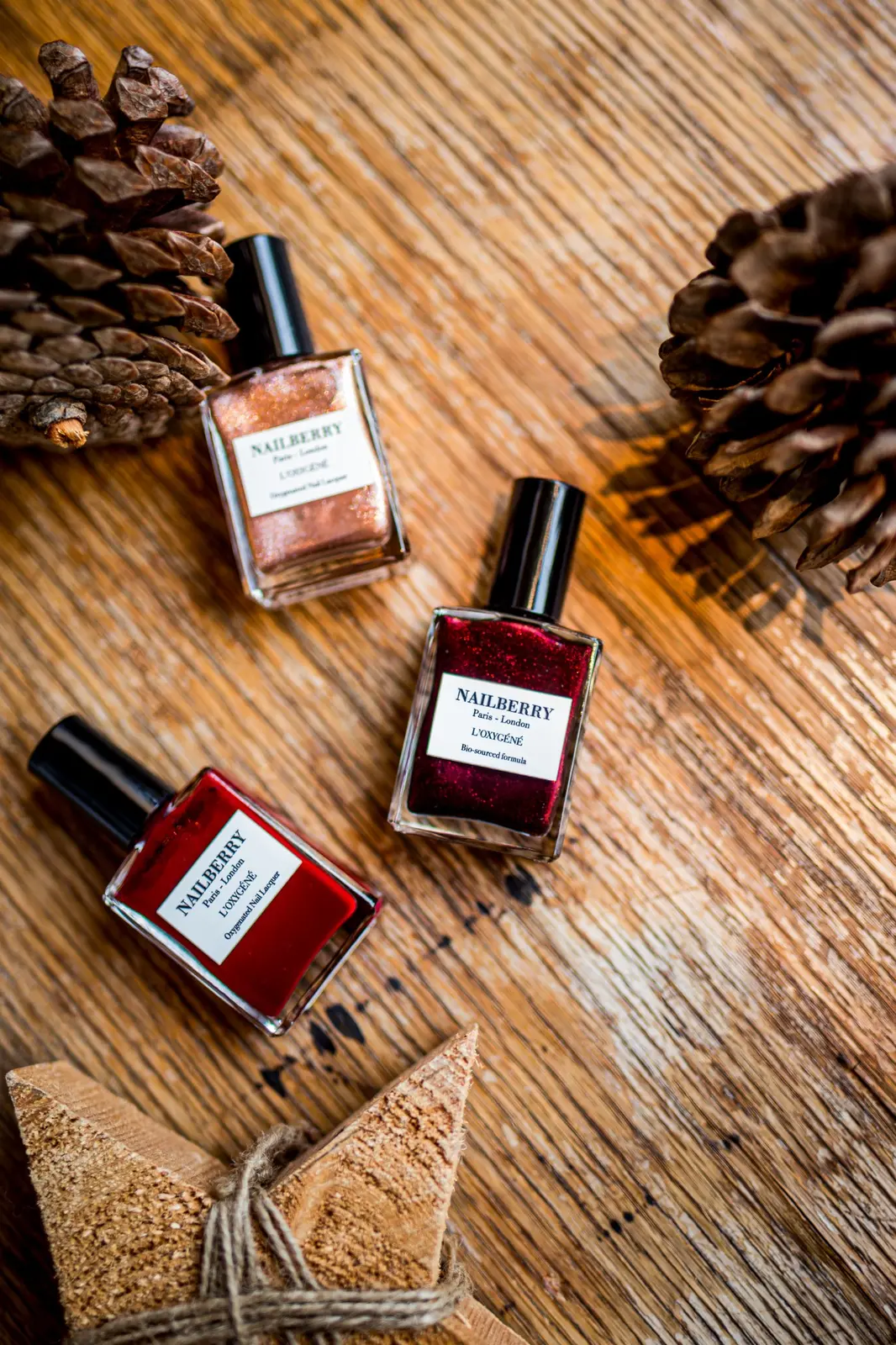 Nailberry Nagellacke dekorativ auf Holz präsentiert in der Mohren-Apotheke in Fürth Nailberry Nagellacke dekorativ auf Holz präsentiert in der Mohren-Apotheke in Fürth