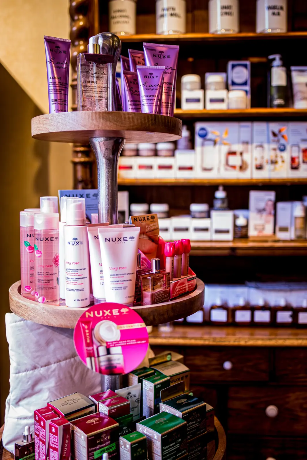 NUXE-Kosmetik in der historischen Offizin der Mohren-Apotheke am Rathaus in Fürth NUXE-Kosmetik in der historischen Offizin der Mohren-Apotheke am Rathaus in Fürth